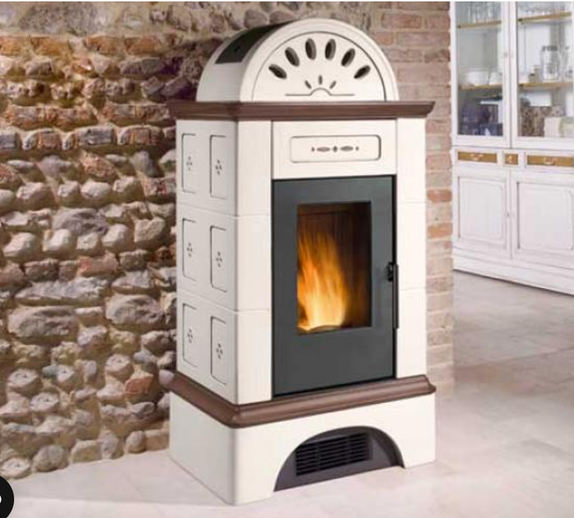 Stubotto a Pellet modello Brunico - 5 Stelle, con rivestimento in Maiolica, Piazzetta