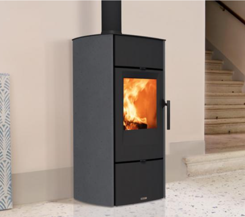 Stufa a legna modello E520 - 5 Stelle, rivestimento in maiolica, Piazzetta