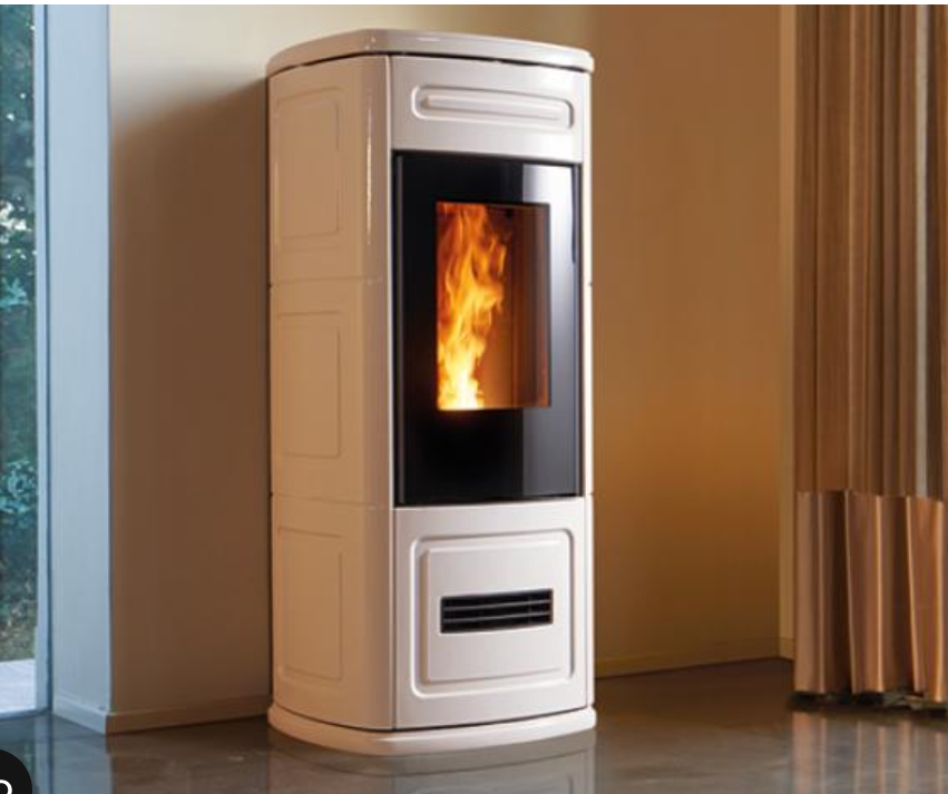 Stufa a Pellet modello P220 C with base- 5 stelle, Premium Plus Line, scarico posteriore, con rivestimento in Maiolica, Piazzetta