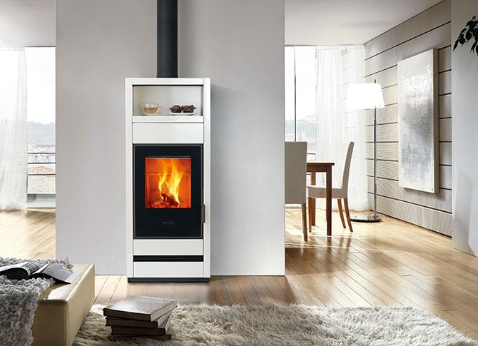 Stufa a legna modello E928-S Hermetic BCS con rivestimento in Maiolica, Piazzetta