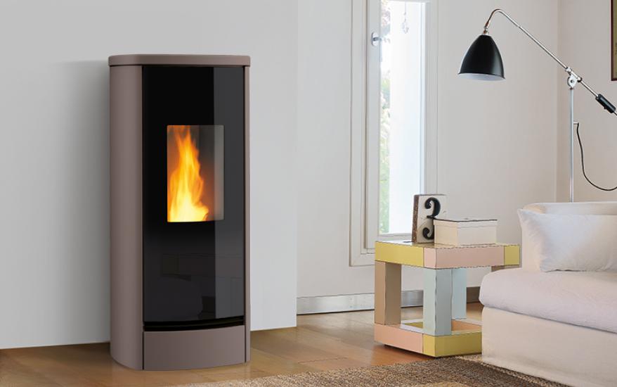 Stufa a Pellet Premium PLus Line modello P230 M con rivestimento in Maiolica, Piazzetta