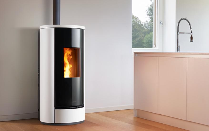 Stufa a Pellet Premium PLus Line modello P230 T con rivestimento in Maiolica, Piazzetta