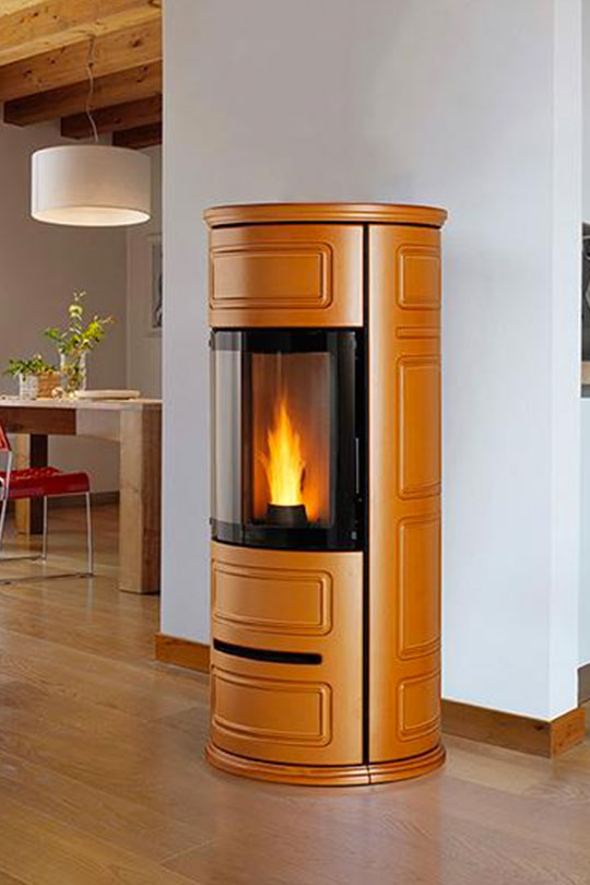 Stufa a pellet modello P943 Hermetic con rivestimento in Mailoica, Prestige Line Piazzetta