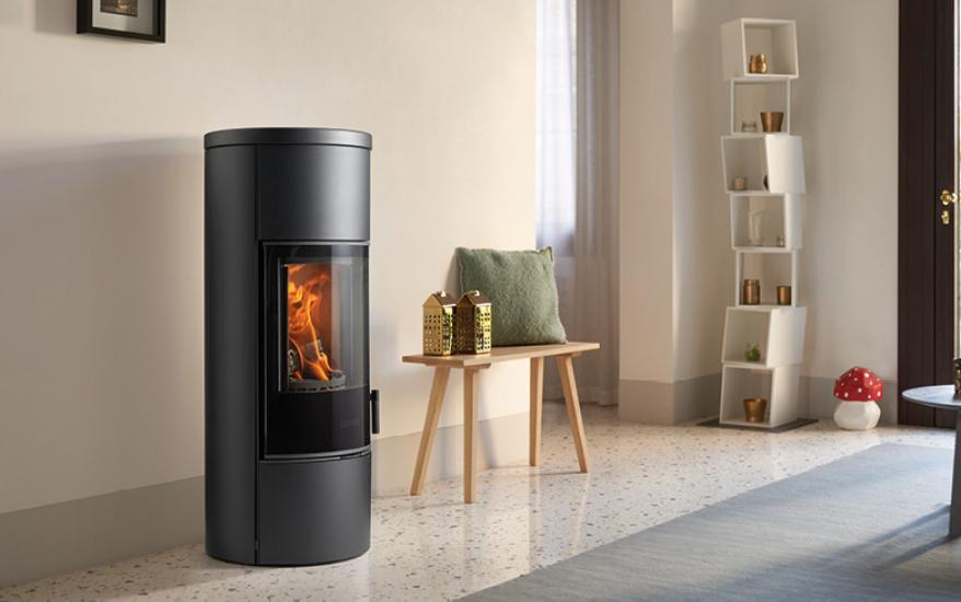 Stufa a Legna Trend Line E124 Hermetic, con rivestimento in acciaio, Piazzetta