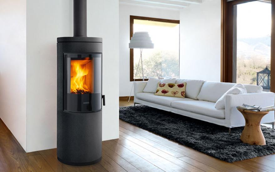 Stufa a legna modello E924 A Hermetic BCS con rivestimento in Maiolica, Piazzetta