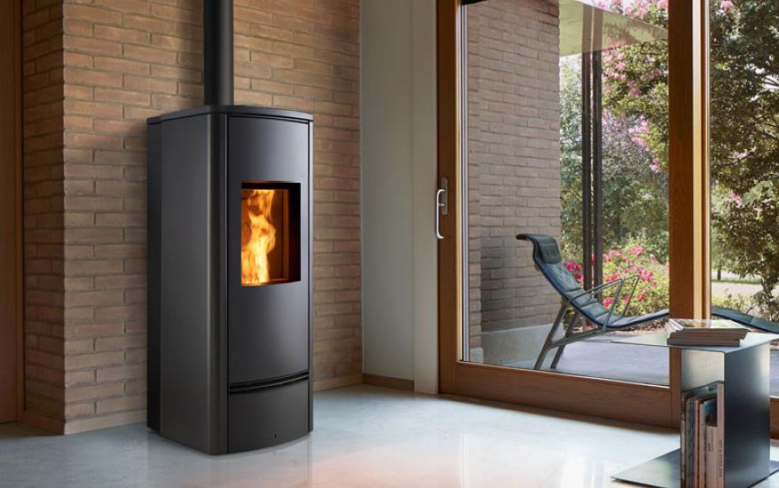 Stufa a Pellet Premium Line, modello P930 M con rivestimento in Maiolica, Piazzetta