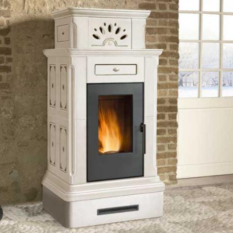 Stubotto a Pellet modello CANAZEI - 5 Stelle, con rivestimento in Maiolica, Piazzetta