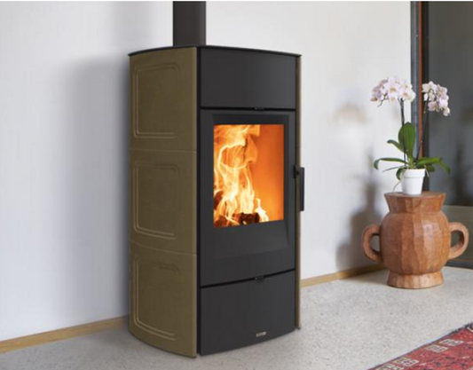 Stufa a legna modello E520 C 5 Stelle, rivestimento in maiolica, Piazzetta