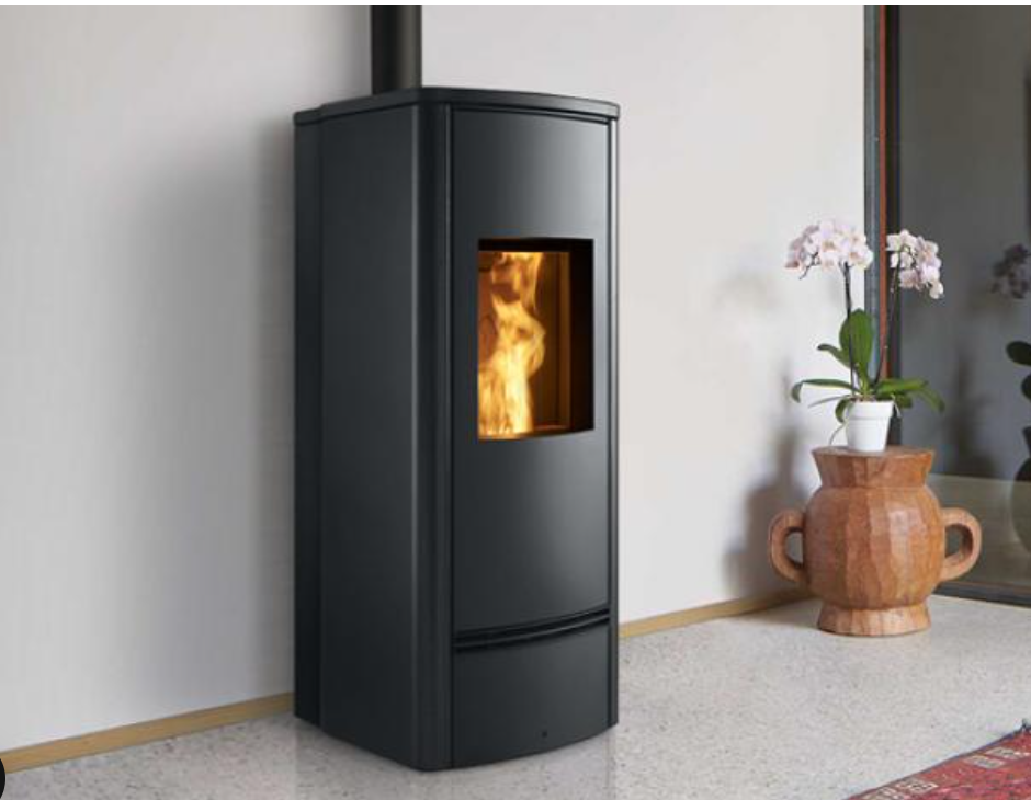 Stufa a Pellet Premium Line, modello P930 M 5 Stelle, con rivestimento in Maiolica, Piazzetta