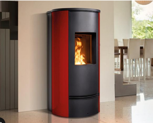 Stufa a Pellet Premium Line, modello P930 T 5 Stelle, con rivestimento in Maiolica, Piazzetta