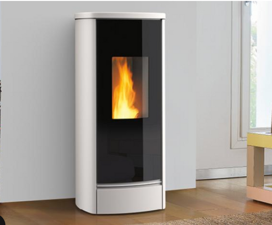 Stufa a Pellet modello P220 M - 5 stelle, Premium Plus Line, scarico posteriore, con rivestimento in Maiolica, Piazzetta