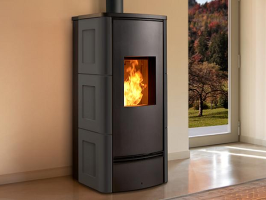 Stufa a Pellet Premium Line, modello P920 C 5 Stelle, con rivestimento in Maiolica, Piazzetta