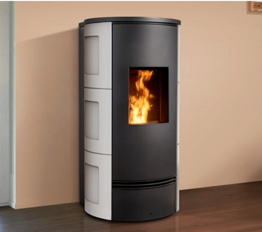 Stufa a Pellet Premium Line, modello P930 K 5 Stelle, con rivestimento in Maiolica, Piazzetta