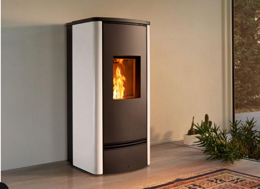 Stufa a Pellet Premium Line, modello P920 M Steel 5 Stelle, con rivestimento in Maiolica, Piazzetta