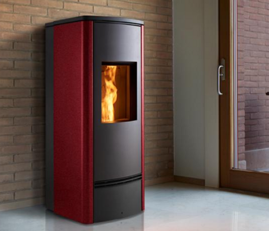 Stufa a Pellet Premium Line, modello P930 M 5 Stelle, con rivestimento in Maiolica, Piazzetta