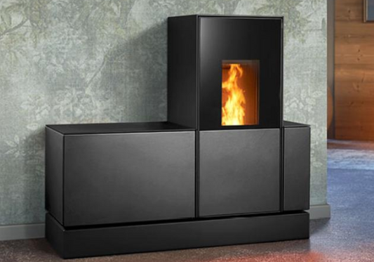 Stufa a Pellet modello P240 con panca rivestita in Maiolica, Premium plus line, Piazzetta