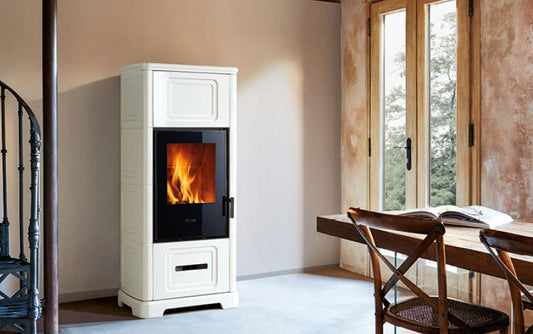 Stufa a legna modello E928 C Hermetic BCS con rivestimento in Maiolica, Piazzetta