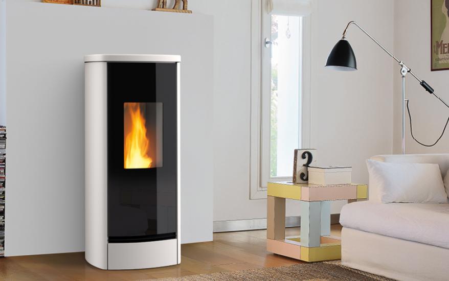 Stufa a Pellet modello P220 M, Premium Plus Line, scarico posteriore,con rivestimento in Maiolica, Piazzetta