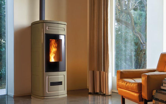 Stufa a Pellet Premium PLus Line modello P230 C con rivestimento in Maiolica, Piazzetta