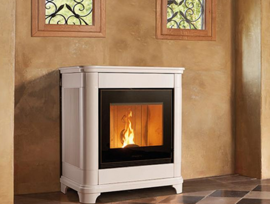 Stufa a Pellet Premium Line, modello P945 C con rivestimento in Maiolica, Piazzetta