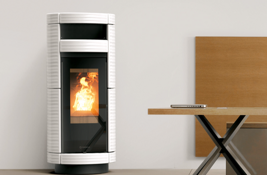 Dorica Supreme Maiolica Natural Plus, stufa a pellet a convezione naturale, ventilata e canalizzabile Thermorossi