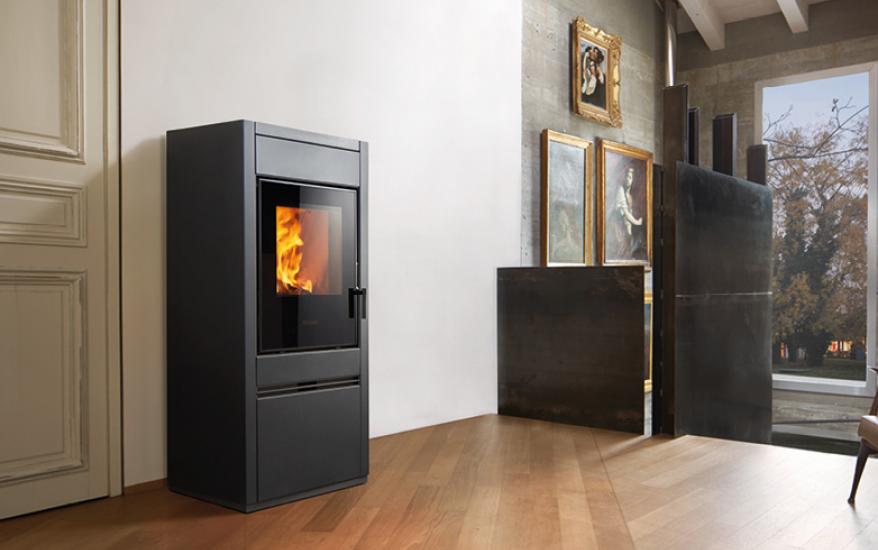Stufa a Legna Trend Line E128 A con rivestimento in acciaio, Piazzetta