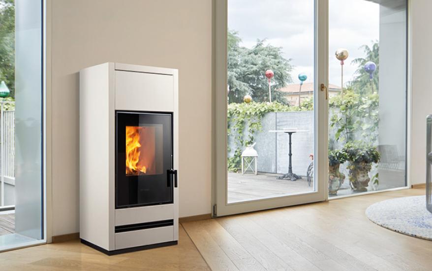 Stufa a Legna Trend Line E128 con rivestimento in acciaio, Piazzetta