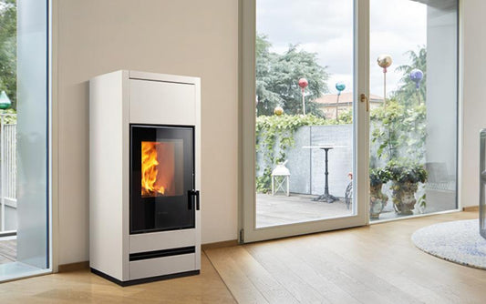 Stufa a Legna Trend Line E128 con rivestimento in acciaio, Piazzetta