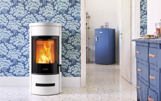 Stufa a Legna Trend Line E129 M Hermetic, con rivestimento in acciaio, Piazzetta