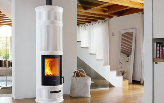 Stufa a legna modello E929 C-H Hermetic con rivestimento in maiolica, Piazzetta