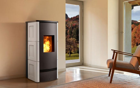 Stufa a Pellet Premium Line, modello P920 C con rivestimento in Maiolica, Piazzetta