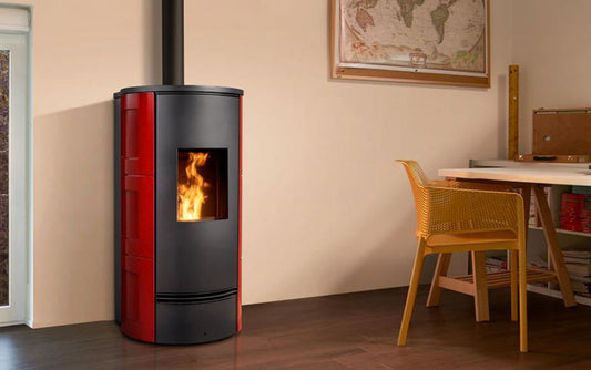 Stufa a Pellet Premium Line, modello P920 K con rivestimento in Maiolica, Piazzetta