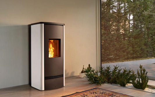 Stufa a Pellet Premium Line, modello P920 M con rivestimento in Maiolica, Piazzetta