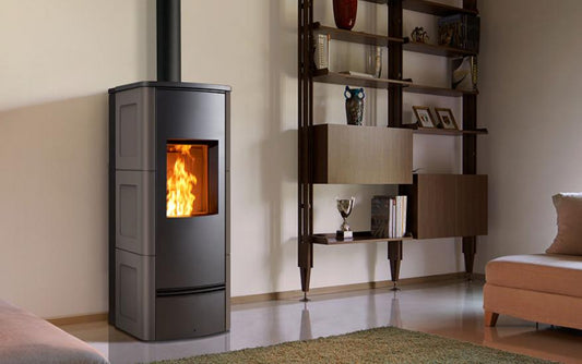 Stufa a Pellet Premium Line, modello P930 C con rivestimento in Maiolica, Piazzetta