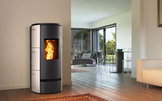 Stufa a Pellet Premium Line, modello P930 K con rivestimento in Maiolica, Piazzetta
