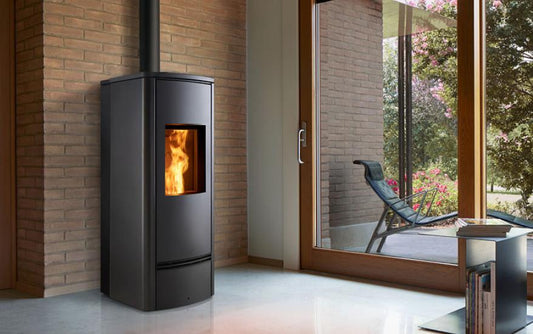 Stufa a Pellet Premium Line, modello P930 M con rivestimento in Maiolica, Piazzetta