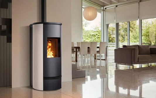 Stufa a Pellet Premium Line, modello P930 T con rivestimento in Maiolica, Piazzetta
