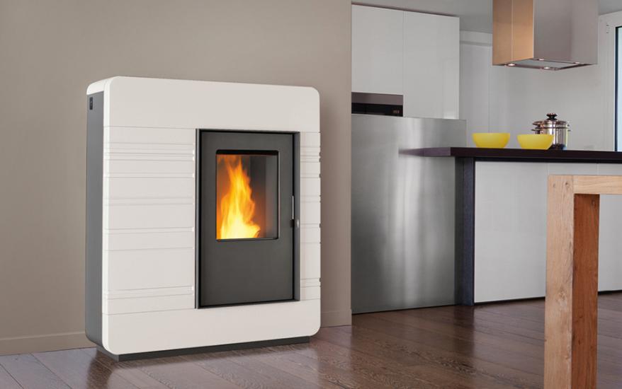 Stufa Thermo a pellet modello P985 TH con rivestimento in maiolica, Piazzetta